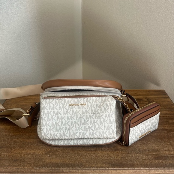 Michael Kors Logo Sling Pack - Picture 2 of 4